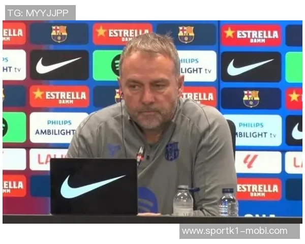 弗里克手握加维球衣与西超杯奖杯合影球员现场观战决赛引关注